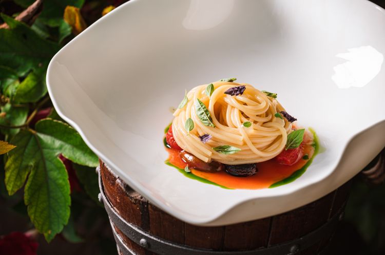 Spaghetti all'acqua di pomodoro, pomodori e basilico