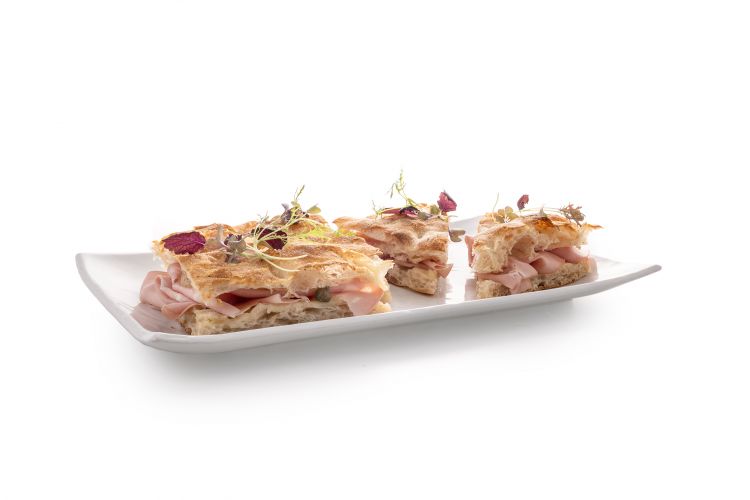 Fa Croc® con mortadella, Raschera Dop, capperi di Pantelleria ed erbe aromatiche. Foto di Davide Dutto