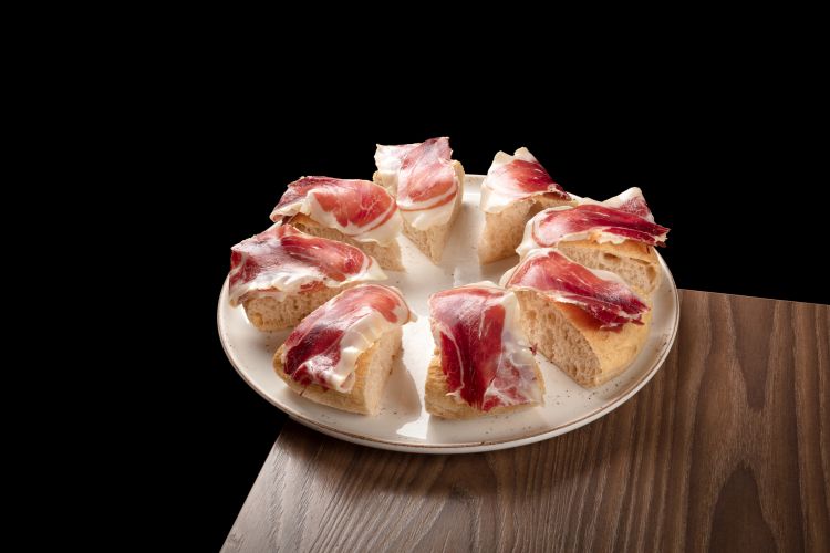 Pizz'otto in versione il Pata Negra: paleta di prosciutto iberico Pata Negra 100% Bellota, stracciatella, erbe aromatiche di stagione. Foto di Davide Dutto