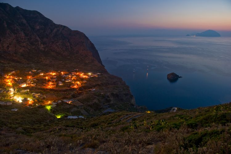 Tramonto su Pollara, uno dei tre comuni di Salina, assieme a Leni e Malfa