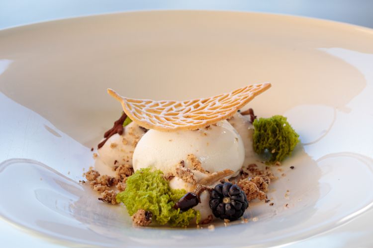 Monte Fossa. Credits @Paolo Giocoso
Com'è l'autunno sull'isola? Eccolo narrato in questo dessert, sapido, con note terrose, erbacee: al centro, il gelato alla nepetella, spugna al finocchietto, funghi canditi - umami - more selvatiche e una frolla alla mandorla. Un dessert che non appesantisce il palato e che offre dell'isola una prospettiva vissuta pressochè mai da chi la frequenta sotto il sole d'estate