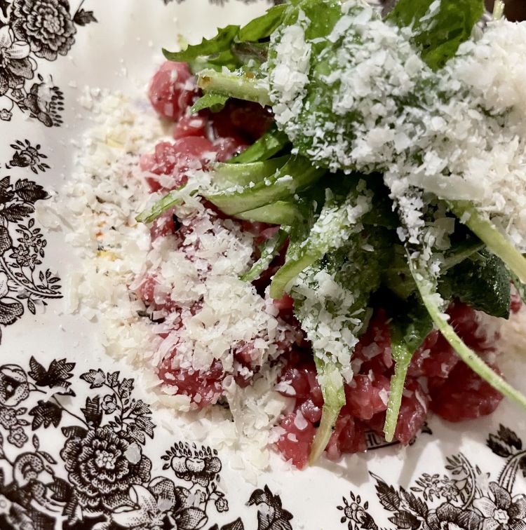 Tartare di manzo con misticanza e Parmigiano