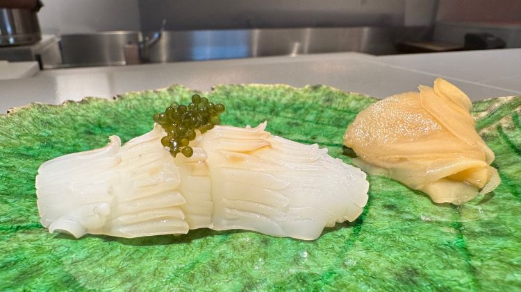 Ika: calamaro
Il calamaro è tenero e gustoso; viene servito in cima con l’umibudo, ossia l’uva di mare, un tipo di alga con sfere verdi simili al caviale

 
