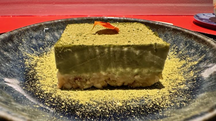 Matcha keki
Torta al tè matcha

La serata finisce con un tipico dolce giapponese, una deliziosa torta al tè matcha con miele, noci, nocciole, mandorle, panna e scorza di yuzu

 
