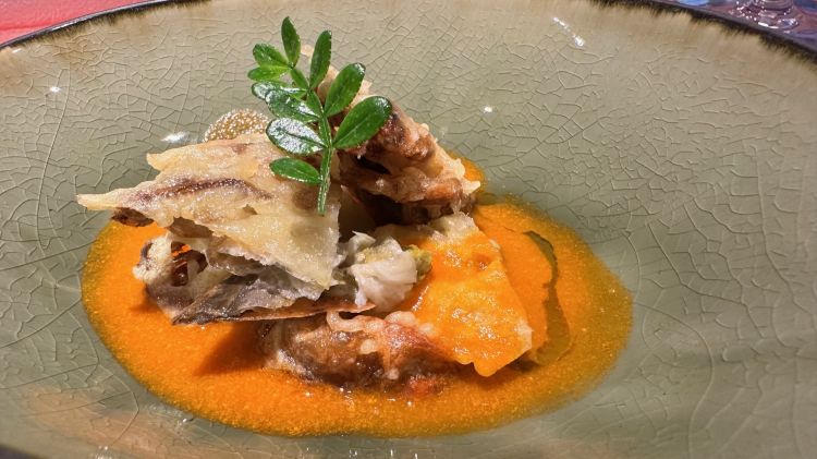 Kani no tempura
Granchio dal guscio molle in tempura, sakura ebi, salsa datterino
Una tempura di moeche (granchi dal guscio molle e tenero) viene servita con una salsa al pomodoro datterino e sakura ebi, ossia gamberetti giapponesi molto gustosi, utilizzati per insaporire le salse. Una foglia e un germoglio di pepe giapponese completano questo piatto di fragrante tempura
