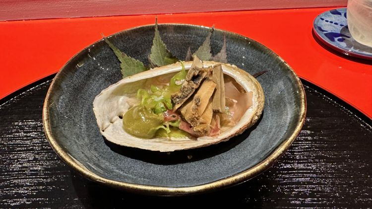 Awabi sashimi
Abalone e la sua salsa, lattughino verde, bianco e rosso
Il sashimi di abalone viene servito nella sua conchiglia con una salsa ottenuta dal suo stesso fegato, e con lattughino marino verde, bianco e rosso, un tocco di freschezza in questa portata; la salsa di fegato, invece, conferisce forza e spinta al piatto.

Il sakè abbinato a questo e anche ai prossimi due piatti è un Akashi-Tai Honjozo Genshu Tokubetsu, secco e dalla gradazione alcolica importante (19%vol.)
