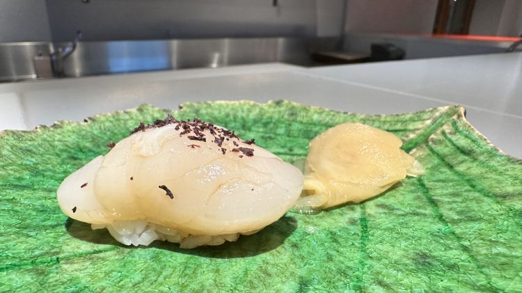 Hotate: capasanta di Hokkaido
Le capesante di Hokkaido sono carnose e dolci; lo chef aggiunge in cima dello yukari, ossia lo shiso rosso essiccato
