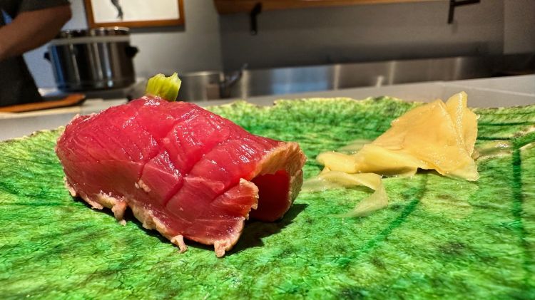 Zuke-maguro: tonno marinato
Il Maguro è la parte più magra del tonno che in questo caso viene marinato nella salsa di soia e poi scottato all’esterno
