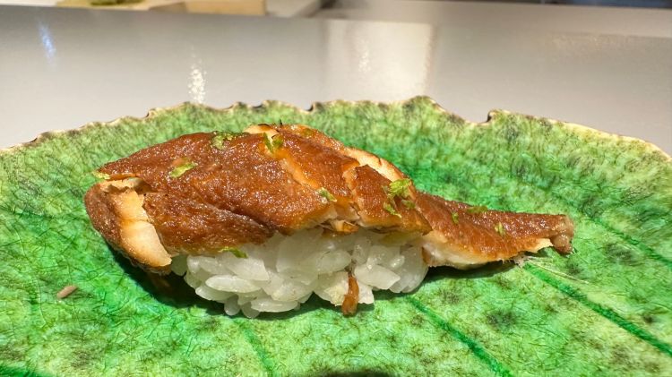 Anago: grongo (anguilla di mare)
Tra tutti i nigiri provati, questo è sicuramente il nostro preferito: l’Anago è molto usato in Giappone per questo tipo di preparazione. Non è anguilla, bensì il grongo, l’anguilla di mare. Viene cotto a crudo nel brodo Arani e poi scottato con il cannellino prima di essere servito. Si scioglie in bocca e ha un gusto dolce e delicato
