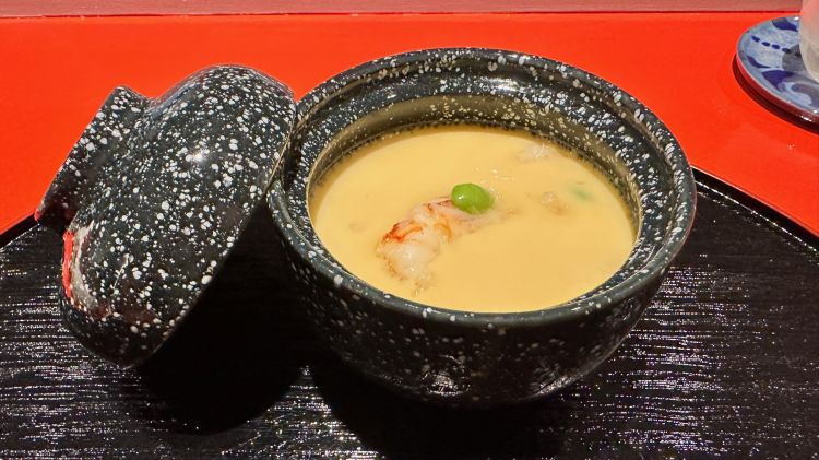 Chawanmushi
Budino all’uovo salato, shitake, gambero dolce
 Il Chawanmushi è un tipico piatto della cucina giapponese. Si tratta di un budino a base di latte e uova che in questo caso viene impreziosito da funghi shitake e gambero dolce; è aromatizzato con salsa di soia, dashi (brodo di pesce) e mirin (sakè dolce da cucina)
