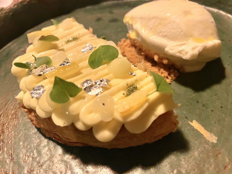 Sfoglia, limone e olio
Una tarte au citron intensa, profumatissima, dalla sfoglia fragrante che viene lavorata con un burro agli agrumi e vaniglia, e farcita con una crema custard concentratissima di yuzu, kumquat, limequat, limone salato, sfusato amalfitano e polvere di kefir lime. Viene servita con gelato all'olio d'oliva del Cilento - i sentori di un Mediterraneo italiano, la Costiera di Sodano - e qualche fiocco di sale che prolunga la freschezza di questo dessert