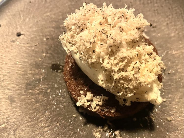 Pane e nutella, un grande classico di Francesco Sodano
Si invertono i colori della merenda preferita di sempre: alla base un pan brioche che qui subisce un processo di ossidazione e così diviene scuro, mentre la nocciola chiarificata assume tinte candide; dalla stessa viene estratto l'olio che impreziosisce il gelato assieme ai fiocchi di sale e al tartufo. Il pan brioche è ancora tiepido, goloso, appena tostato; grazie all'ossidazione acquisisce una sottile acidità che si disperde immediatamente nella grassezza della nocciola