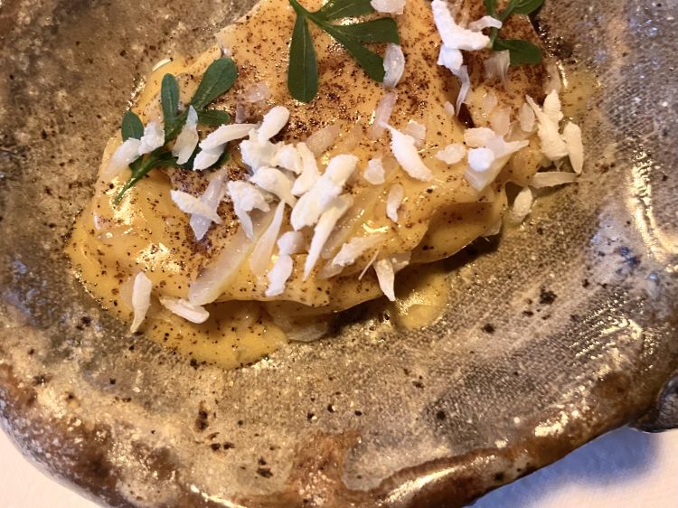 Abalone, limone e limoni
Viene servito con sette variazioni di limone e lime, quindi limone salato e ruta. Non è tra le cotture più semplici da gestire quella dell'abalone, in questo caso lavorato attraverso l'uso degli ultrasuoni che lo rendono tenace al primo morso e poi via via più carnoso, fino a frammentarsi gradualmente. Si sovrappone al suo iodio la forza citrica del limone e del lime mentre si imprime sul palato, assieme alla freschezza, il taglio dell'albedo e il suo amaro a cui si sovrappone quello della ruta