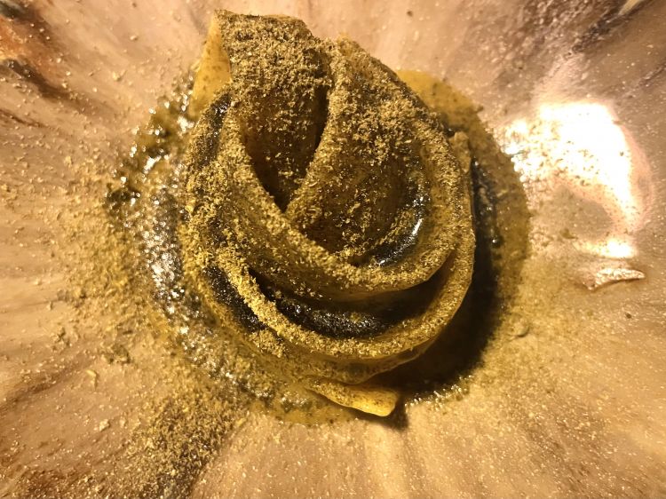 Fresina, anemone di mare e kimchi
La fresina viene cotta in un'estrazione di anemoni dall'intensità spinta, similare all'impatto di un tuffo al mare, scendendo in profondità, senza risalire a galla; dall'orto, invece, viene raccolta la cicoria che viene fermentata come un kimchi, poi liofilzzato. Il mare è potenziato da un incrocio vegetale-piccante, nota caratteristica per una pasta così iodata
