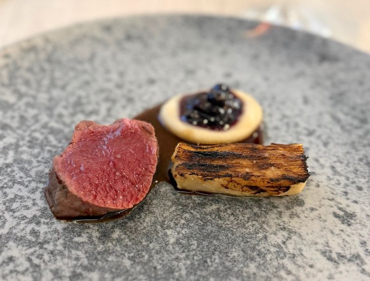 E arriviamo all'ultima portata salata: Cervo con mirtilli, sedano rapa e aglio nero. Il cervo, servito al sangue, &egrave; tenero e succoso. La salsa, ottenuta dalla riduzione del fondo, dialoga con il sedano rapa in doppia consistenza (brace e pur&egrave;), l&rsquo;aglio nero e i mirtilli, che apportano rispettivamente balsamicit&agrave; e una nota acido-dolce capace di alleggerire la struttura del piatto. Equilibrio centrato.&nbsp;L&rsquo;unico rosso del pranzo lo troviamo qui ed &egrave; una Tintilia del Molise Rosso DOP "Settevigne" Cantina Claudio Cipressi 2018
