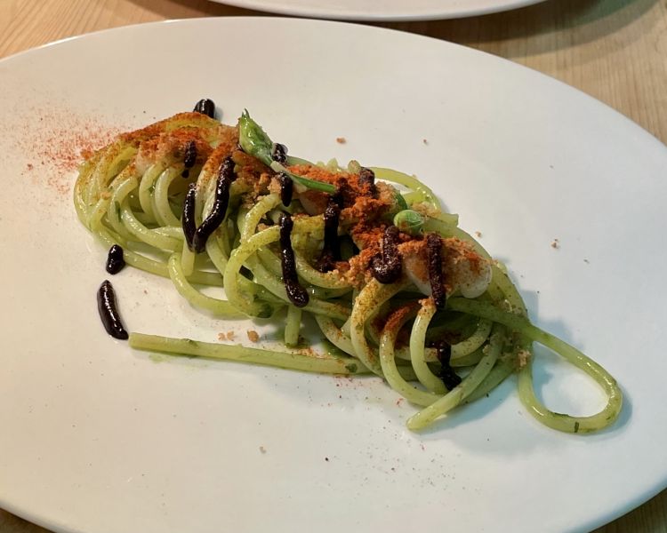 Spaghetti, crema di aglio, aglio orsino e aglio ne