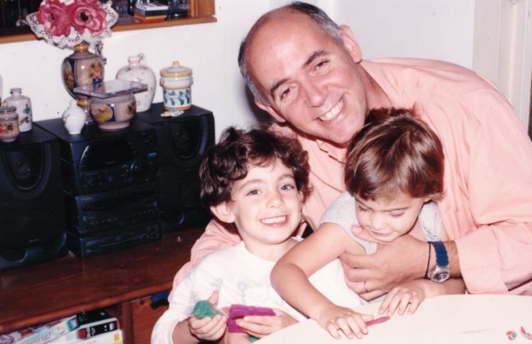 Accompagniamo questo racconto con alcune foto storiche, iniziando dall'abbraccio paterno tra Peppe Barone e le sue due figlie