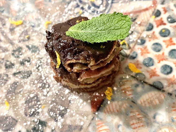 Melanzane al cioccolato, una specialità del Ferragosto campano; un fine pasto dal gusto inaspettato con la dolcezza pungente della melanzana e il calore intenso del cacao