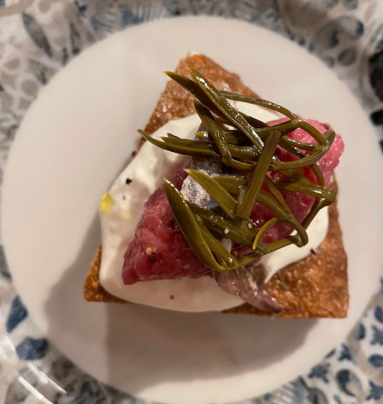 Pizza al vapore poi ripassata in forno, tartare di manzo, colatura di alici, senape, stracciatella, alici di Cetara e paccasassi