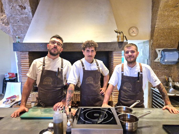 La brigata di cucina del ristorante Convivial, a T