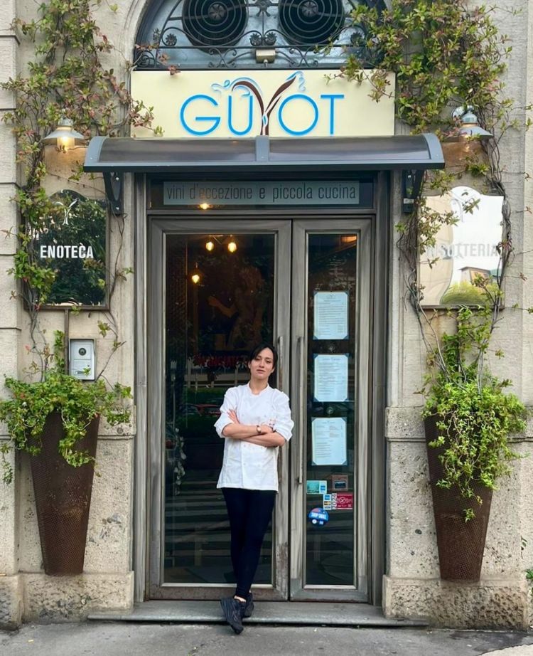 La chef davanti all'ingresso della Taverna Guyot