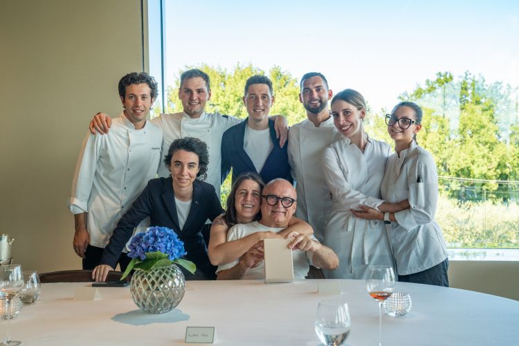 Il team al completo del ristorante Arnolfo. Secondo Gaetano Trovato i momenti condivisi, possono sembrare marginali, ma insieme ad altri elementi costruiscono un ambiente felice in brigata