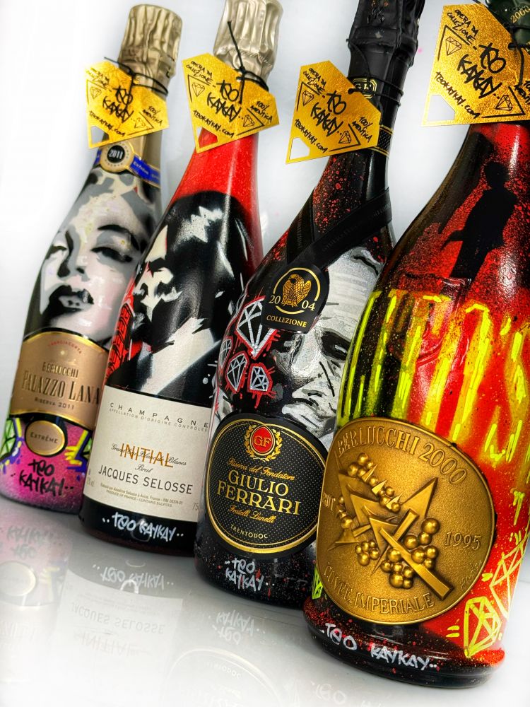 Alcune delle opere artistiche (bottiglie di vino e