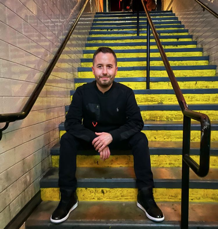 L'artista Matteo Mengacci, in arte Teo KayKay
