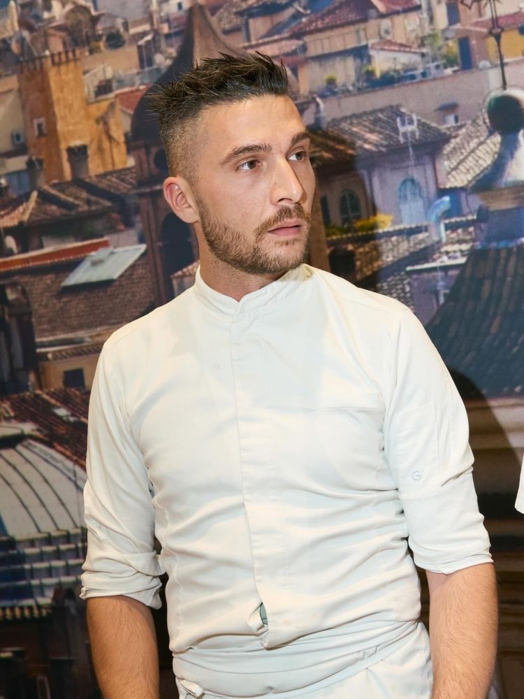 Giovanni Cortese, agrigentino, è lo chef di Mercato del Porto e del suo spin-off estivo Terrazza Panorama Roof Kitchen