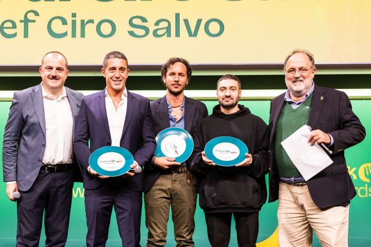 Da sinistra, Andrea Arizzi, Sales Director TheFork con i tre vincitori territoriali - (centro) Ciro Salvo di 50 Kalò a Roma, Marco Ambrosino (sud) di Sustanza (Napoli), Mario Capitaneo (nord) del ristorante Verso (Milano), con il nostro Paolo Marchi
