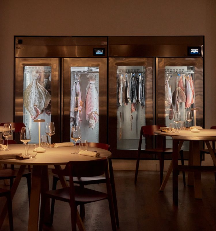 Vista sulla sala di Trattoria da Lucio con le sue celle di stagionatura
