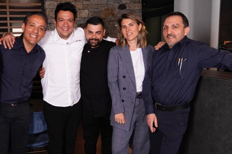 La squadra al completo del ristorante 3Vie: da sinistra, Max, in sala, Baldo, il sous chef Stefano, Alessia e il maître Franco