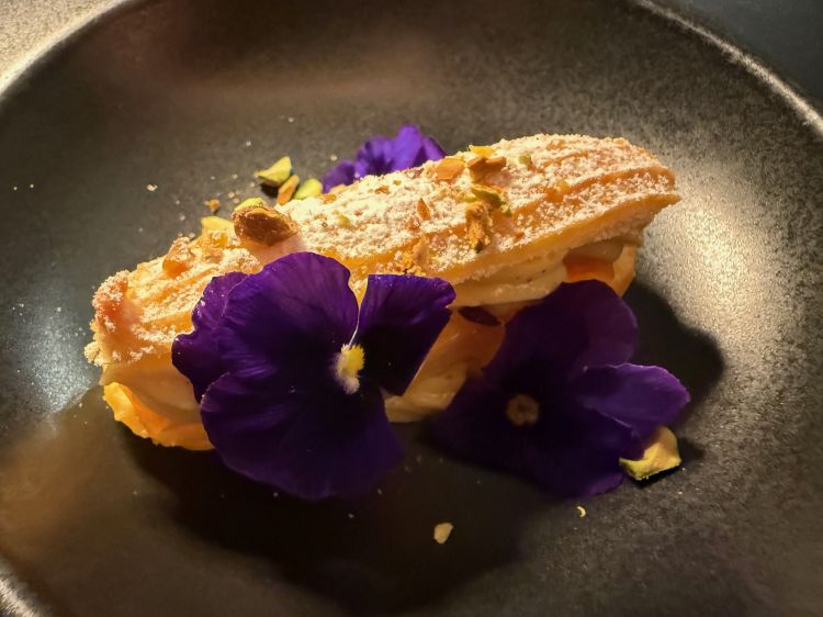 Èclair con crema di fava Tonka, pesca, pistacchi e polvere di yogurt. Il dessert è fresco, leggero, chiudendo in bellezza la cena. Questa volta Franco ci fa provare un vino dolce locale, l’Harou Fratelli Meroni Biasca ottenuto da uva americana con l'aggiunta del Sauvignon Soyhières