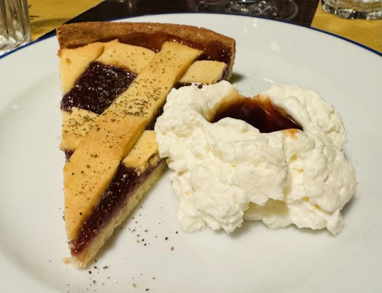 Crostata di fragole, crema chantilly e agrodolce di sambuco
