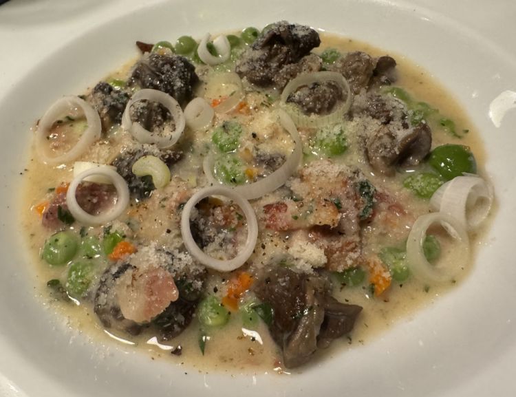 Lumache alla panna, piselli, guanciale, cipollotto crudo e parmigiano