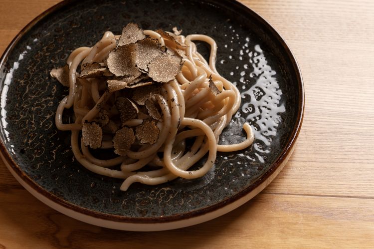 La pasta fresca condita con i prodotti di stagione