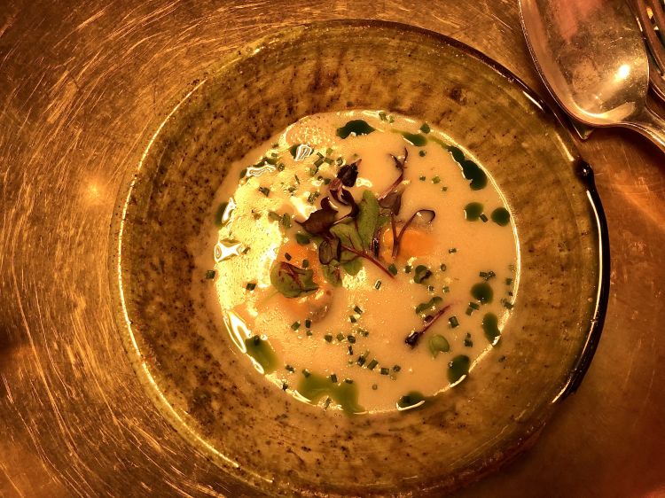 Kakavia: zuppa di pesce tradizionale, lime, cozze e vongole. Richiama i profumi tradizionali di un sautè, intenso aroma mediterraneo con la sferzata esotica di lime