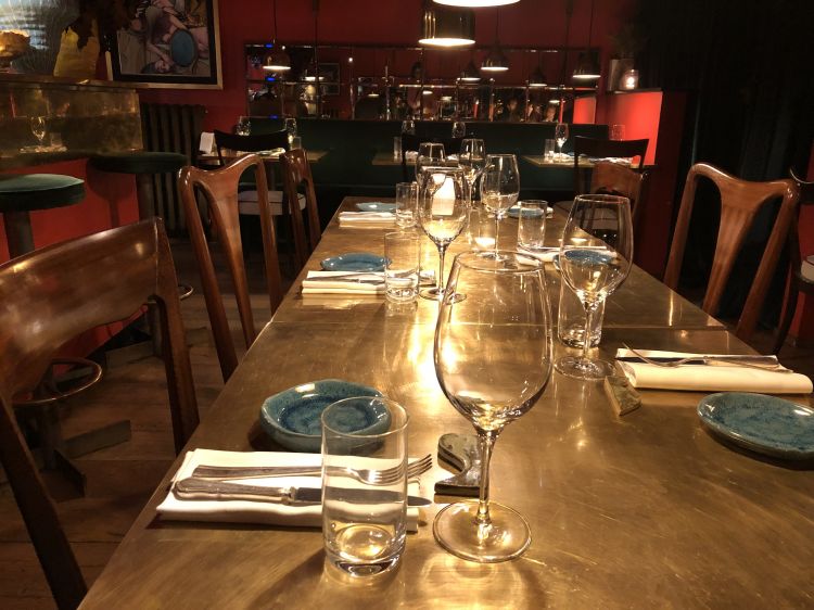 Gli interni caldi e accoglienti del ristorante Vasiliki Kouzina, cucina greca e molto di più in via Clusone, Milano