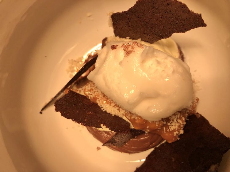 Sokolata, dentrolivano, amygdalo, sormpe lemoni: cioccolato, crema bianca al rosmarino, granella di madorle croccanti e sorbetto al limone – uno dei dessert in assaggio, goloso, avvolgente, eppure estremamente fresco sul palato grazie alla frizzante acidità del limone