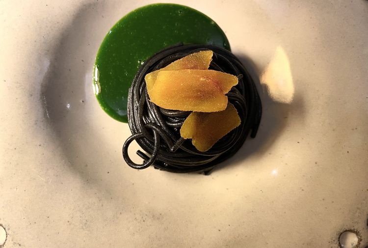 Spaghettino al nero, estratto di rucola e bottarga