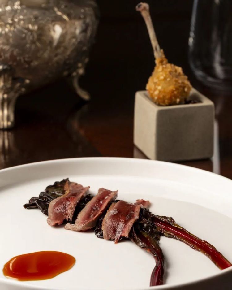 Petto e coscia di piccione, bietole, riduzione di Americano, salsa di cioccolato al balsamico