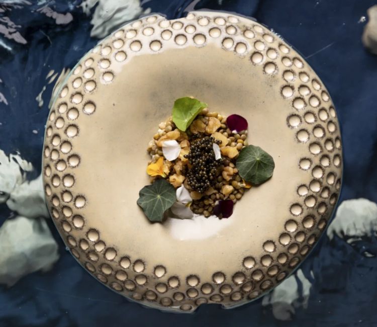 Insalata di lenticchie, maionese all'aglio, noci pelate, caviale e midollo