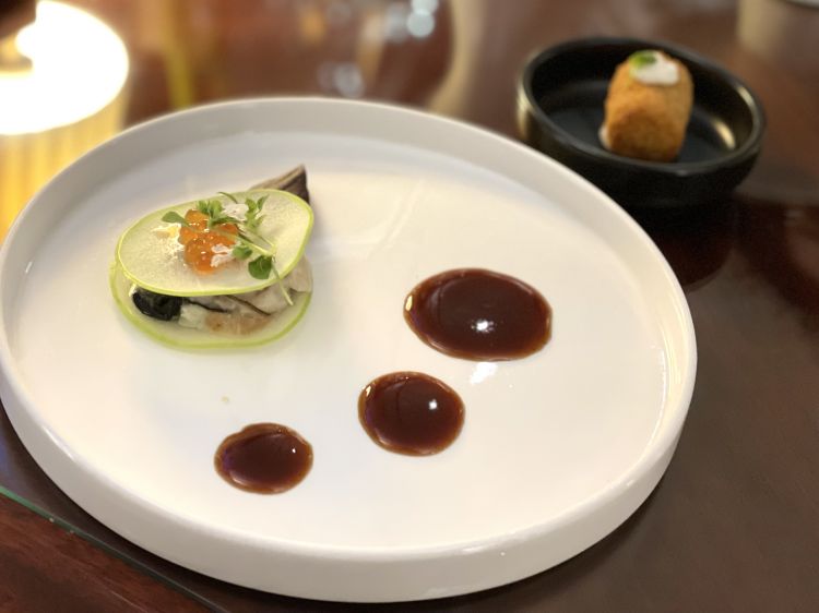 Sfoglie di mela farcita con ostrica e gorgonzola, senape al miele e tartufo bianco, uova di salmone, salsa tonkatsu e bon bon ai frutti di mare con maionese al lime
Inizia il viaggio, l'ostrica salina, nitida, nonostante i diversi ingredienti con cui dialoga, il gorgonzola - per esempio - e ci inoltriamo nel novarese, mostarda per smorazare la potenza dell'erborinato, poi però si spicca il volo con la salsa tonkatsu, note d'Oriente. Il rientro è sempre a casa: una crocchetta di riso alla marinara e la freschezza della maionese al lime