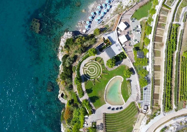 Uno scatto dall'alto de I Giardini del Fuenti, il piccolo paradiso in terra che accoglie il ristorante Volta del Fuenti