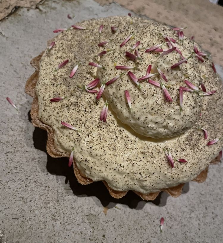 Tra i dessert di Yapa: Pastelito de melocoton
Sfoglia croccante, crema alla mandorla, umeboshi di pesca e lavanda. Più che una crema, una soffice voluminosa spuma alla mandorla, dolce; affondando il cucchiaino ecco, la pesca e, in cima, profumatissima lavanda. Il dolce per chi ama il dolce...