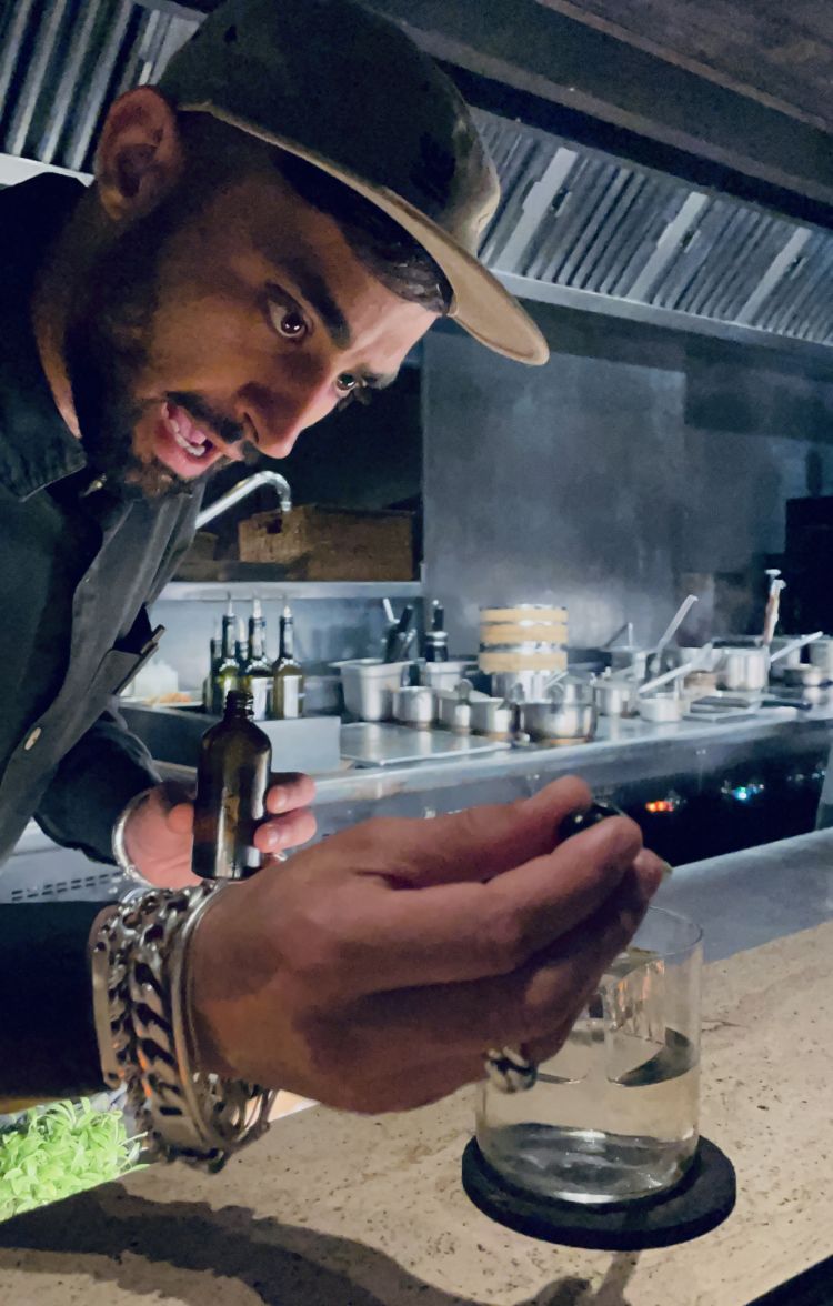 Tijuana in preparazione: vodka di quinoa, aji amarillo, liquore di pannocchia di mais e soda vegetale al leche de tigre