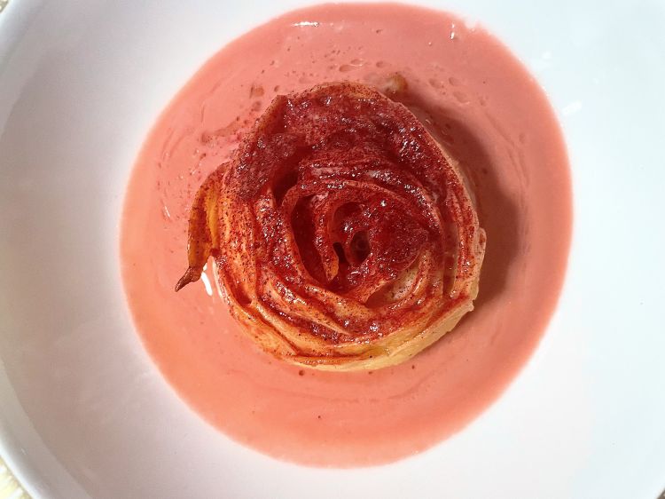 Rosa, Rosae, Rosetta
Rosetta modenese ripiena di Comté 48 mesi e spalla cotta, crema di Parmigiano Reggiano 90 mesi e rose, rose essiccate