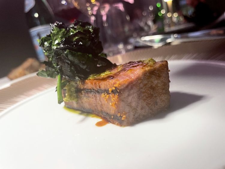 Controsirena
Ventresca di tonno rosso tataki, bottarga, spinaci alla brace, foie gras e fondo di tonno e manzo. Un estratto dall'ultimo menu Daliniano, che omaggia appunto l'artista surrealista Salvador Dalì. e ne investiga la gastroestetica. Eppure qui l'ispirazione giunge da un quadro di un caro amico del nostro, René Magritte: Controsirena. Testa di pesce e gambe di donna. Da qui, l'uso della ventresca di tonno, marinata nel miso e poi cotta tataki, con un cuore crudo, succoso. Il trancio viene poi completato con panatura di bottarga, foie gras e spinaci alla brace. A chiudere, la forza di un fondo a base di manzo e tonno