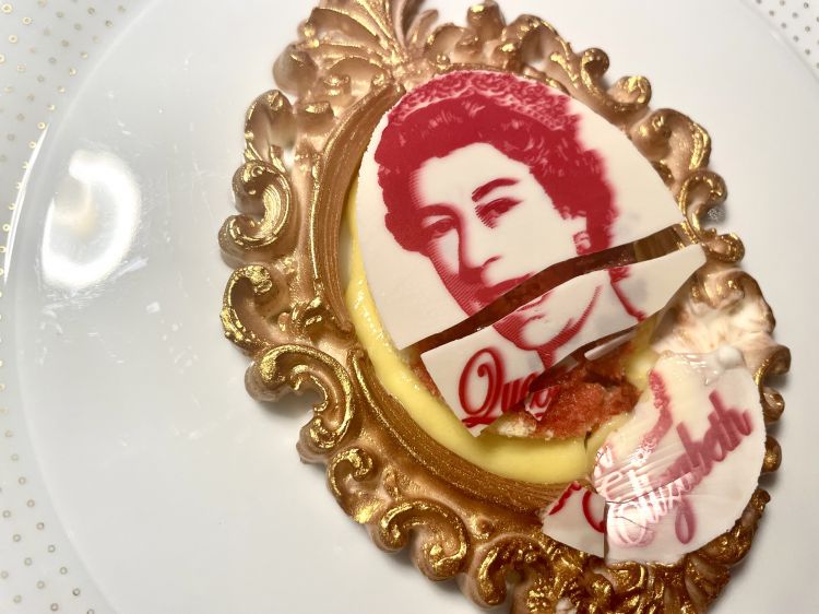 Zuppa Brexit
Zuppa inglese, amarene fritte e namelaka. Unico appunto sul dessert: avremmo preferito sentire in maniera più spinta la parte alcolica che avrebbe apportato maggiore verticalità al boccone. Visivamente, un capolavoro