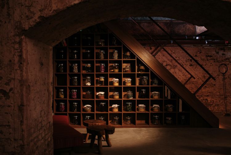 Qui e sotto, la sala ristorante Tres a Rotterdam
